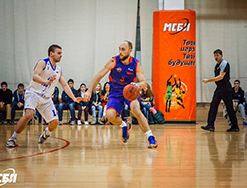 Студент 1 курса Андрей Сытник на соревнованиях по баскетболу