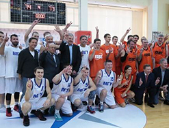Баскетбольный «Матч звезд», в котором принял участие студент 1-го курса нашего факультета Андрей Сытник (2-й слева, в 1-м ряду)