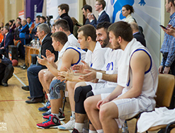Баскетбольный «Матч звезд», в котором принял участие студент 1-го курса нашего факультета Андрей Сытник (1-й справа)