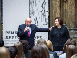 М.Е.Швыдкой и Е.В.Халипова на торжественной церемонии вручения студенческих билетов в Пушкинском музее