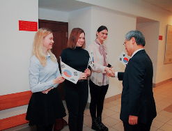 Студенты ВШКПиУГС приветствуют чрезвычайного и полномочного посла республики Корея в России У Юн Гына